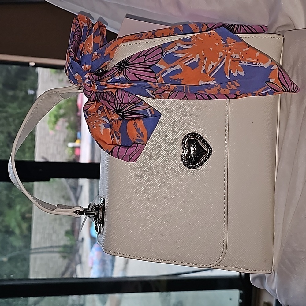 BETSEY JOHNSON WHITE CROSSBODY w/SCARF